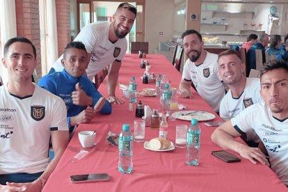 Leonardo Campana (i), Fidel Martínez, Christian Noboa, Hernán Galíndez, Damián Díaz y Ángel Mena demuestran que existe buen ambiente en la Tricolor.