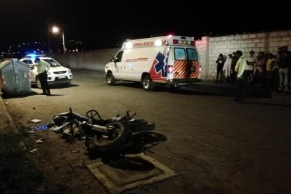 El motociclista se impactó contra un tacho recolector de basura y murió de manera inmediata por el fuerte golpe.