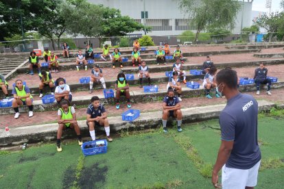 Las peladas de Guayaquil City entrenan en el Parque Samanes, norte de Guayaquil.