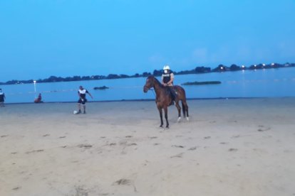 Policías ecuestres ayudan al control en esta nueva área de esparcimiento de Samborondón