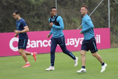 Damián Díaz (d) podría debutar con la selección de Ecuador, en el amistoso ante Bolivia.