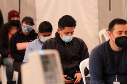 La gente que espera ser atendida afuera del hospital IESSQuito sur dio su opinión sobre las falencias que ha tenido el manejo de la crisis sanitaria en el Ecuador.