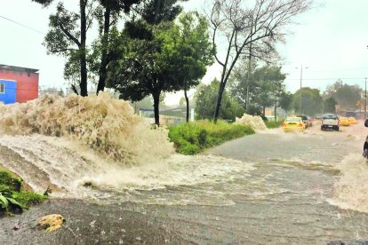 La circulación vehicular se vio afectada por el colapso en Carcelén.