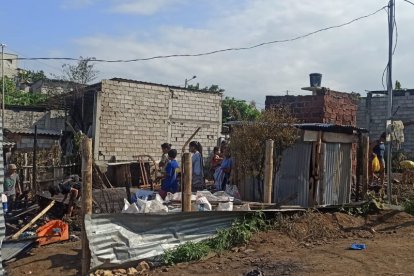 Varios de los damnificados fueron auxiliados por otros moradores del sector.