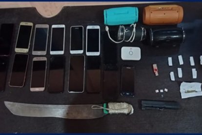 Parte de los objetos prohibidos, hallados en la cárcel.