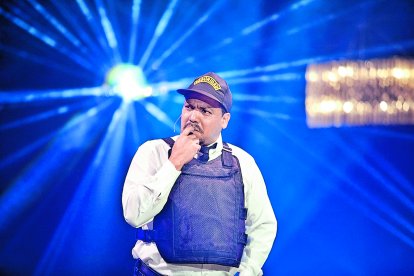 Fernando se inició haciendo teatro teatro callejero. Actualmente estaba realizando una obra con varios colegas.