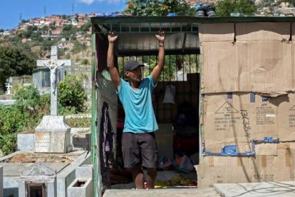 Un hombre se las arreglado para vivir con su familia en el Cementerio General del Sur, en Caracas.
