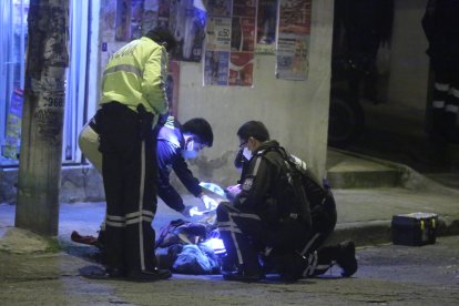 Los agentes de Criminalística y Dinased revisaron el cadáver durante las pericias.