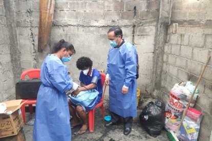 Personal de instituciones públicas acudieron al sitio del sinietro para dar ayuda a la familia damnificada.