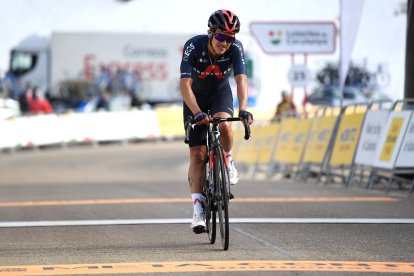 La Locomotora del Carchi cruza la meta de la cuarta etapa tras demostrar su fortaleza en la montaña.