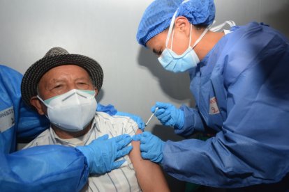 Actualmente, el país está en la Fase 1 de la vacunación, en la que se inmunizará a adultos mayores, personal médico, fuerzas armadas, bomberos, entre otros.