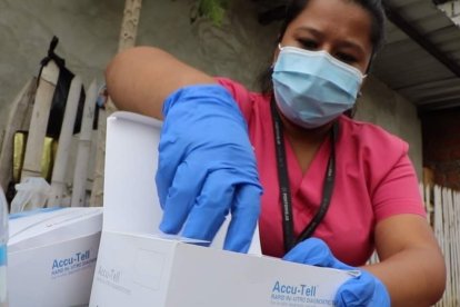 Brigadas médicas realizan pruebas en Portoviejo para localizar a contagiados de COVID.