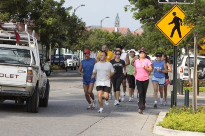 Especialistas recomiendan practicar deportes individuales, como trotar, para evitar contactos con otras personas.
