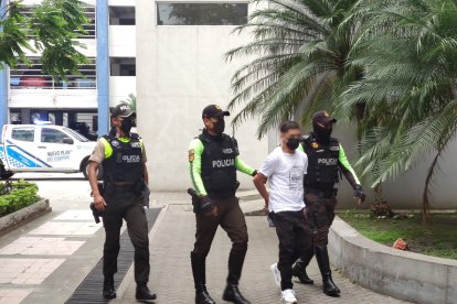 El ciudadano es de nacionalidad extranjera y fue interceptado antes de que le robara a una persona fuera de un banco.