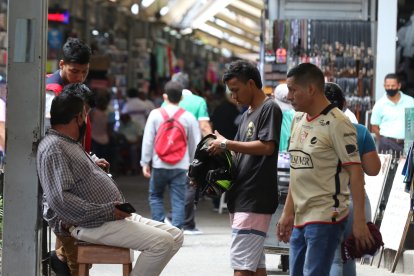 En la Bahía de Guayaquil este grupo de personas conversaban sin mascarilla. Solo el señor que estaba sentado llevaba puesta.