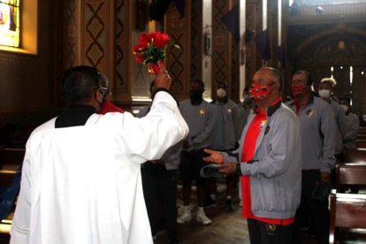 El técnico José Villafuerte y los jugadores del Nacho reciben la bendición en El Quinche.