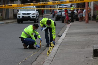 Al sitio llegaron policías para iniciar con las investigaciones referentes al hecho violento. En el sitio se hallaron 11 indicios balísticos.
