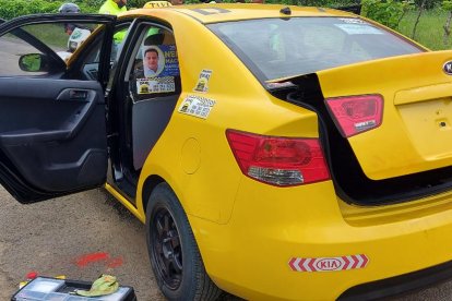 El vehículo estaba con el motor encendido cuando llegaron los agentes.