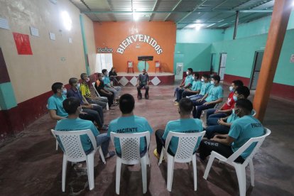Los 18 jóvenes que se encuentran en rehabilitación se levantan a las 05:00 para orar, luego se ejercitan. Durante el día realizan otras actividades para mantenerse alejados del consumo. Reciben terapias y son desintoxicados en las habitaciones.