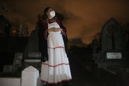 María Angula se pasea por las noches junto a las tumbas del cementerio de San Diego.