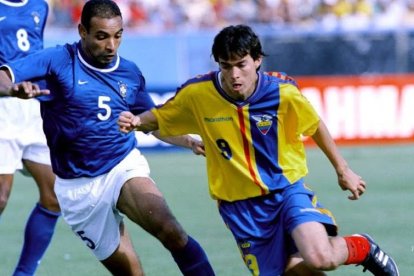 Jaime Iván Kaviedes (d) estuvo presente en el triunfo que Ecuador logró ante Brasil en 2001.