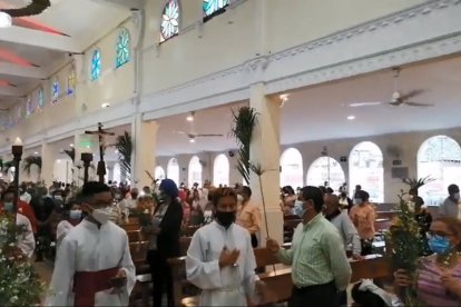 El ingreso en la primera de las cinco misas oficiadas este domingo en el templo del Cristo del Consuelo.