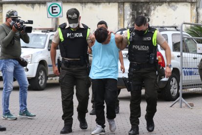 El joven, de 17 años, tenía en su poder un revólver artesanal. Estaba en compañía de otros dos sujetos, quienes lograron escapar.