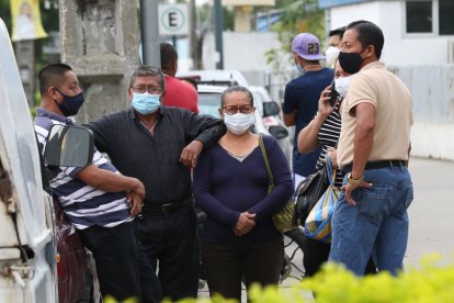 Allegados del taxista acudieron al laboratorio de Criminalística, en el suroeste de la urbe.