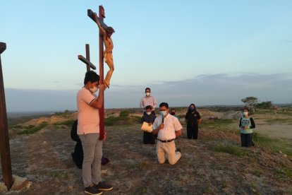 En el momento en que se recordó la muerte de Jesús, de rodillas, los asistentes pidieron perdón.