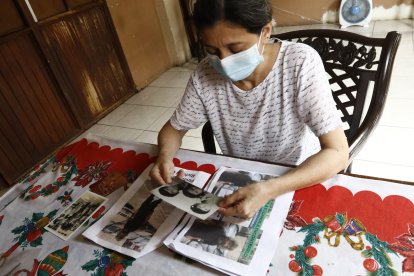 Bella contempla las pocas fotos que conserva de su hermano. Guarda la esperanza de que él ‘asome’ bueno y sano.