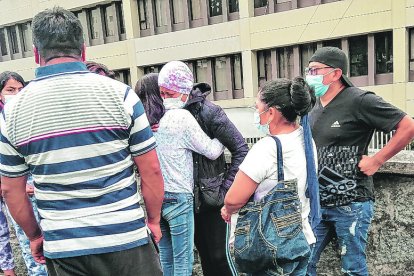 Familiares de los jóvenes llegaron a la morgue de la Policía Nacional.

Agencia (ag-extra ag-expreso ag-quito)