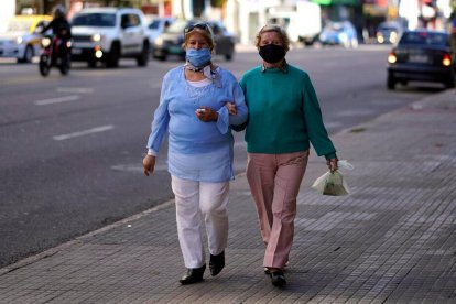 Dos adultas mayores caminan libremente por las calles de Montevideo, la capital uruguaya.