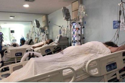 Las UCI de los hospitales de la capital de Loja están llenas de pacientes.