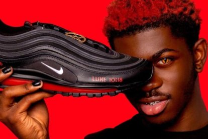 El artista con su singular zapatilla con sangre humana.