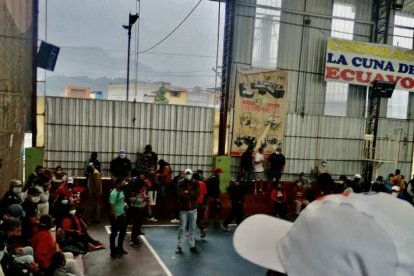 En un coliseo de Chimbacalle había mil personas reunidas.