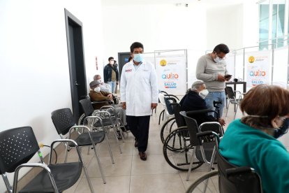 El alcalde durante un recorrido en el Centro de Atención Temporal Bicentenario.