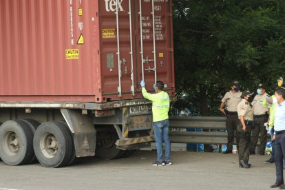 Un trailer fue asaltado en la madrugada de hoy, el conductor Manuel Galarza fue secuestrado por más de 3 horas.