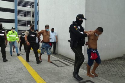 Los dos hombres aprehendidos luego del asalto a un repartidor de víveres. Ellos serían parte de una peligrosa organización del crimen.