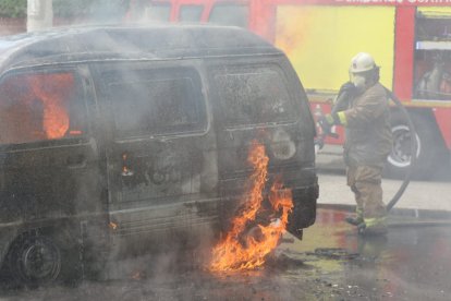 Las llamas arruinaron esta furgoneta y dejaron un hombre herido.