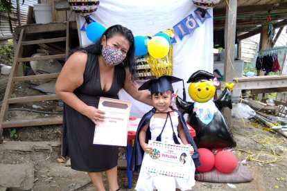 Una de las pequeñas de los Centros de Desarrollo Infantil del Mies con su madre durante la ceremonia de egreso