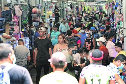 Personas caminan sin mascarillas en el sector de la Bahía, donde hay aglomeraciones.