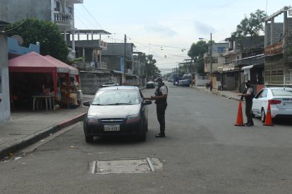 Cerca del sitio del suceso, agentes realizaban controles a la mañana siguiente.