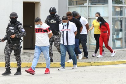 Cinco presuntos miembros de la organización criminal Los Choneros fueron detenidos.