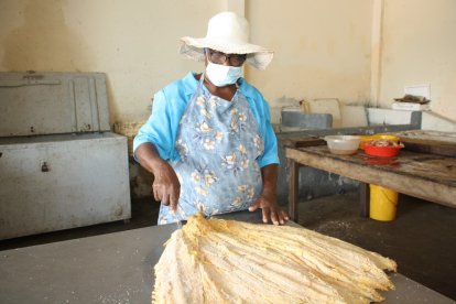 Luisa Alba Cifuentes Ulloa lleva 40 años salando pescado en Santa Rosa.