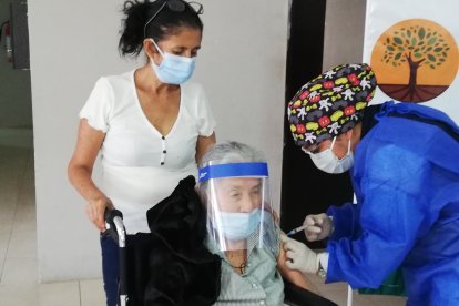 Mercedes Delgado, en compañía de su sobrina Ramona, recibió su dosis.