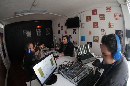 Los chicos comentan que ya se acostumbraron a trabajar con fantasmas en la cabina.