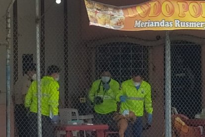Policía llegó al lugar donde fue asesinada Rosa Idrovo Erazo para recabar indicios.