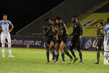 El jugador uruguayo Sebastián Assis tuvo que ser controlado por sus propios compañeros de Orense.