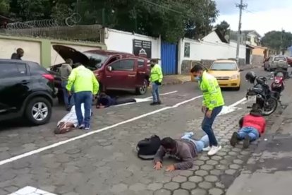 Los sujetos manejaba un carro reportado como robado.