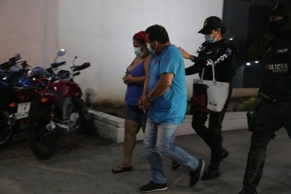 Pareja detenida en el sector de los Esteros, sur de Guayaquil, se los acusa de transportar droga.